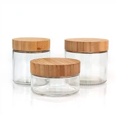 Bambusz kupak, üres átlátszó üvegedény